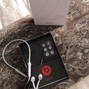 Satin Silver Beatsx earphones by Dr Dre